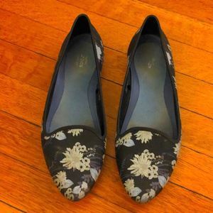 CROCS Floral Flats - Blue - 8M